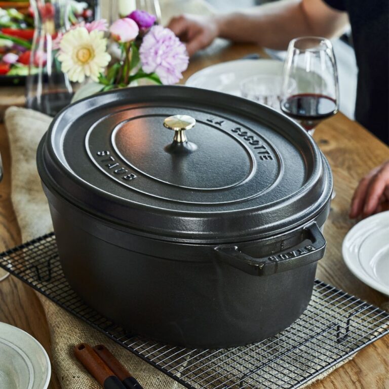 STAUB Öntöttvas főzőedény, zománcozott, 29 cm/4,25 liter, Cocotte Ovale fekete matt