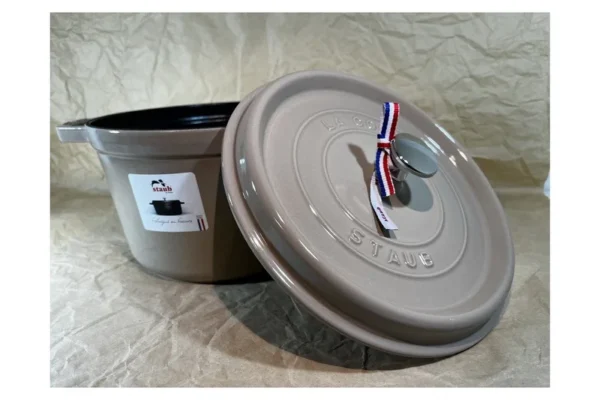 STAUB Öntöttvas főzőedény, zománcozott, 24 cm/4,7 liter, Cocotte Ronde kerek, bézs (sesame)