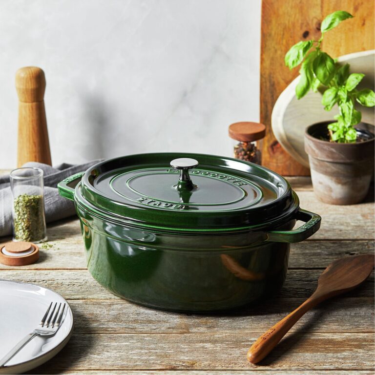 STAUB Öntöttvas főzőedény, zománcozott, 31 cm/5,4 liter, Cocotte Ovale zöld (basil)