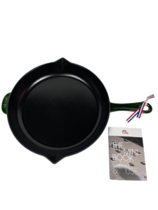 STAUB öntöttvas serpenyő, öntöttvas nyéllel, 30 cm átmérőjű, bazsalikom zöld (74)