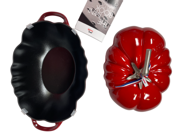STAUB Öntöttvas főzőedény, zománcozott, 25 cm/2,9 liter, Egyedi paradicsom formájú Cocotte Tomate cseresznye piros színű (48)