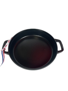 STAUB öntöttvas serpenyő, kettő füllel 24 cm átmérőjű1,9 literes,(53)