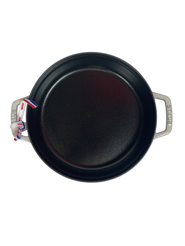 STAUB öntöttvas serpenyő, kettő füllel 24 cm átmérőjű1,9 literes, tört fehér színű(52)