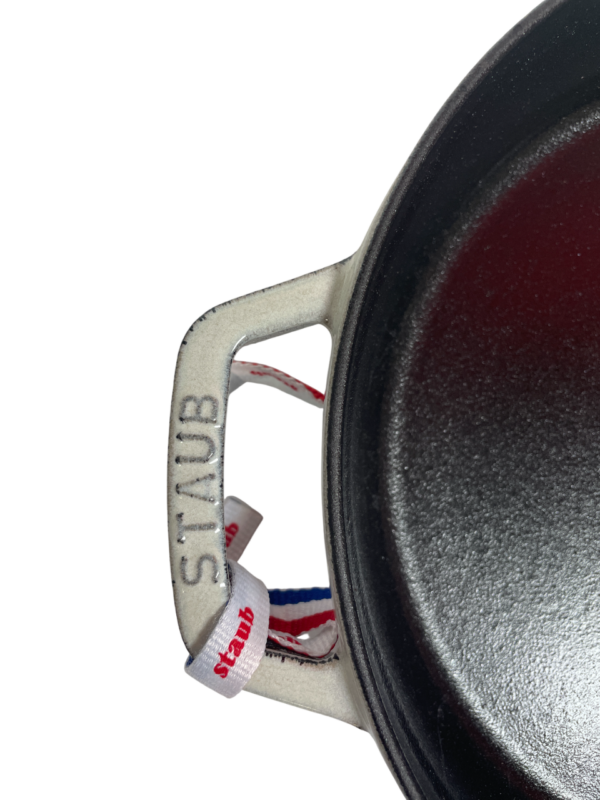 STAUB öntöttvas serpenyő, kettő füllel 24 cm átmérőjű1,9 literes, tört fehér színű(52)